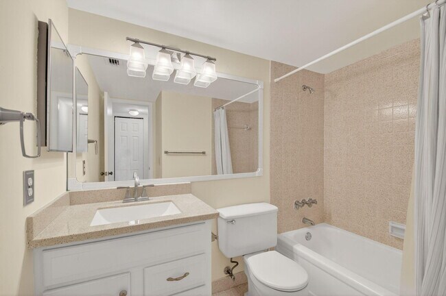 Building Photo - 427 Pine Glen Ln