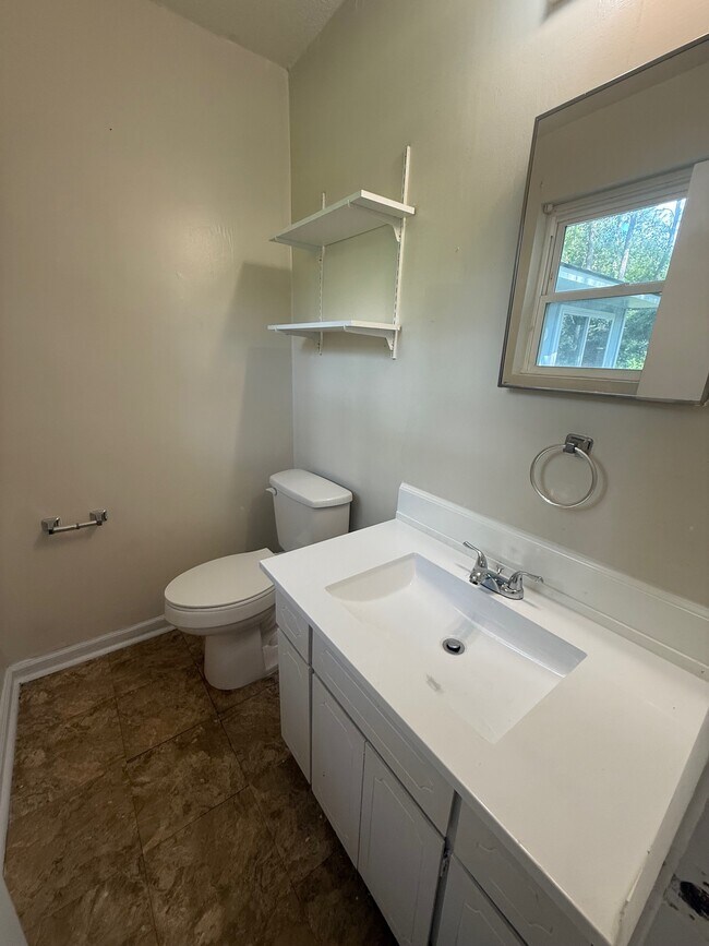 Building Photo - 814 Kelly Dr