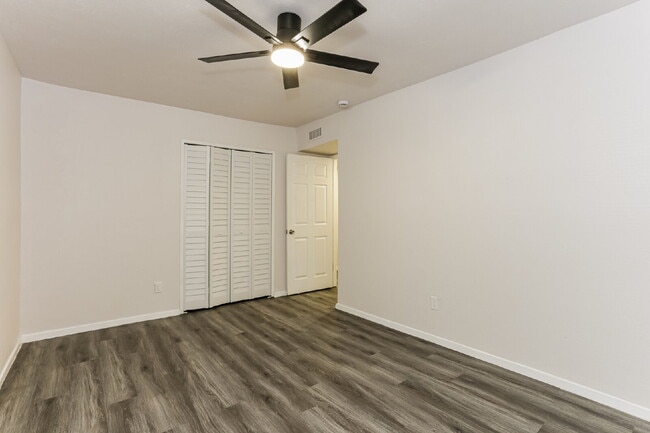 Building Photo - 507 Button Dr