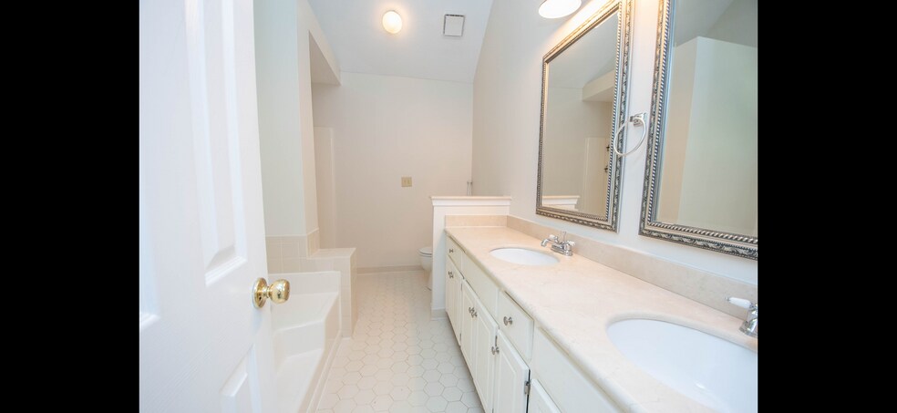 Building Photo - 42 7 Pines Cir