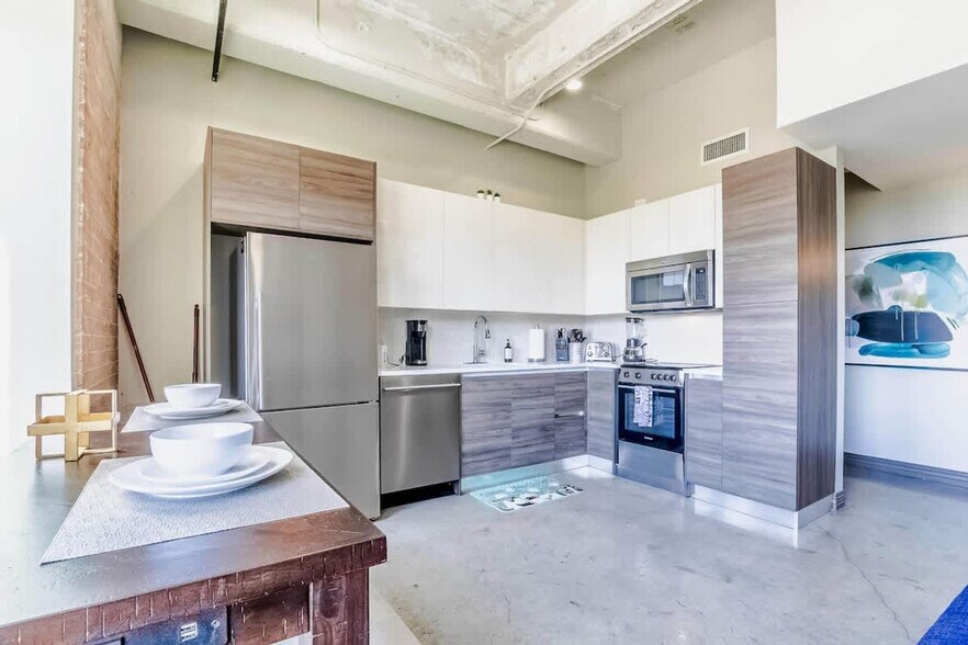 Building Photo - 500 S Ervay St