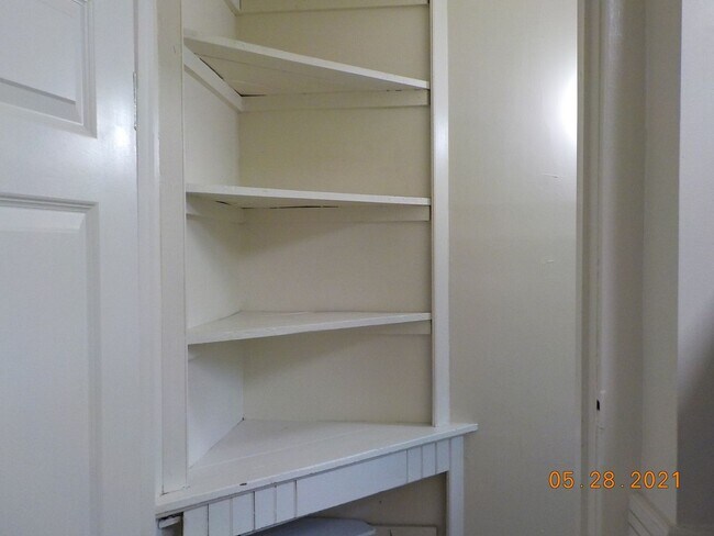 Building Photo - Available 6/1/25 Charming Two Story Single...