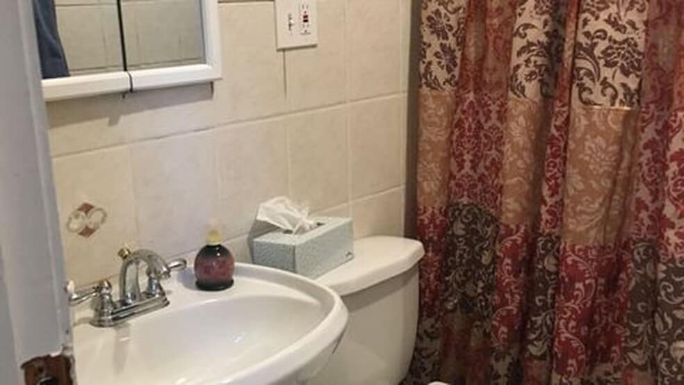 Building Photo - 821 N Hermitage Ave