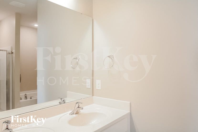 Building Photo - 302 N Great White Way