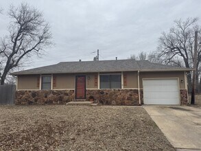Building Photo - Enjoy the charm of this 2 bedroom, 1 bathroom house.