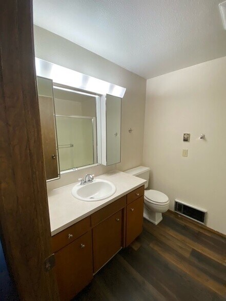 Building Photo - 107 La Villa Dr