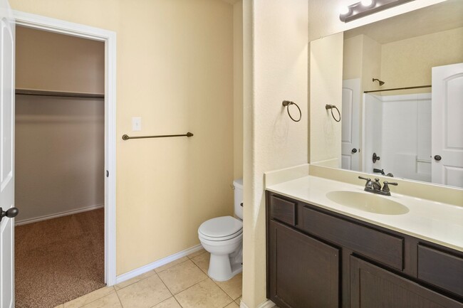 Building Photo - Beautiful 3 Bedroom Duplex Located in New ...