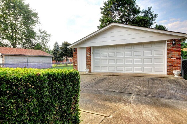 Building Photo - Available NOW - 4 beds/ 2 baths - $2,000/mo