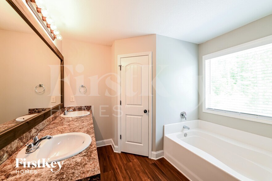 Building Photo - 1417 Greenridge Way