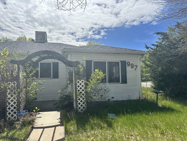 Building Photo - Ranch Style 3 bed, 2 bath Aurora Home For ...