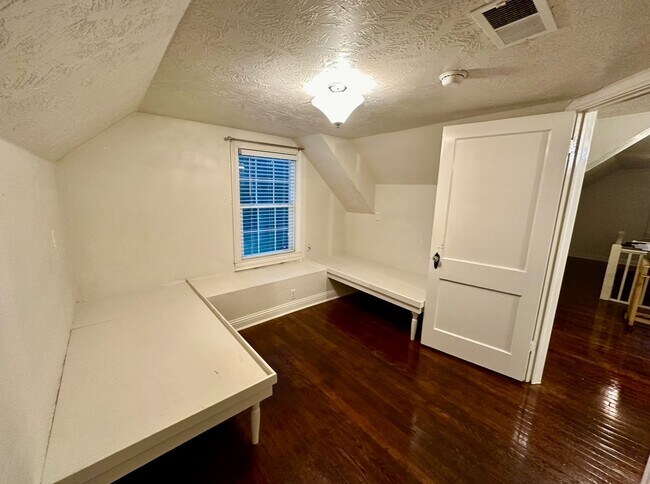 Building Photo - 212 W Hunnicutt Ave