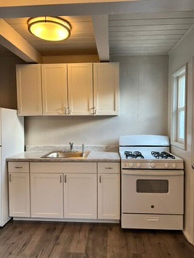 Building Photo - 675 Denslowe Dr