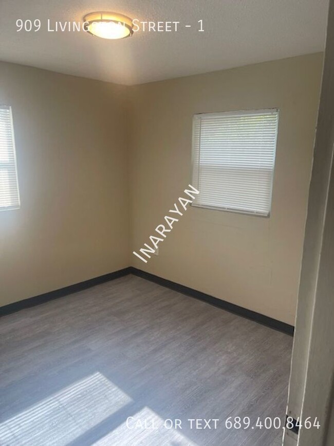 Building Photo - Newly Remodeled 2/1 apartment AVAILABLE NOW