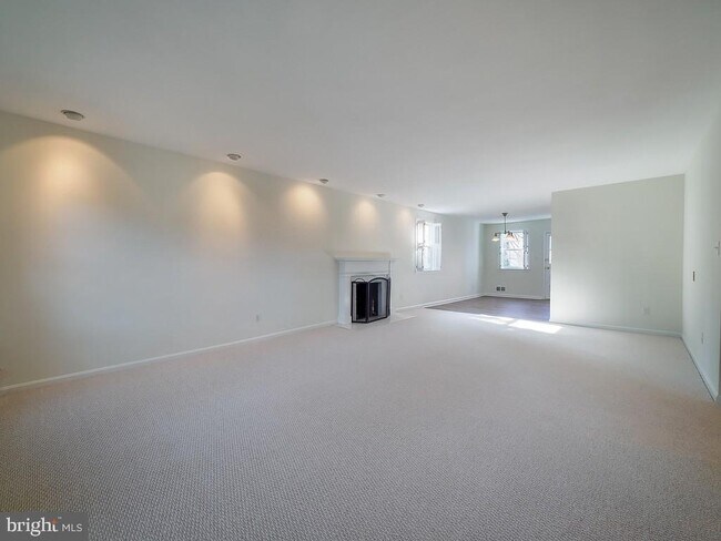 Building Photo - 2702 Navarre Dr
