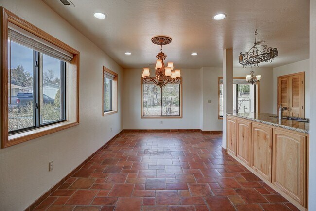 Building Photo - 5 Bedroom + a Den, 3 Bathroom, 2 Car Garage For Rent in Prescott!