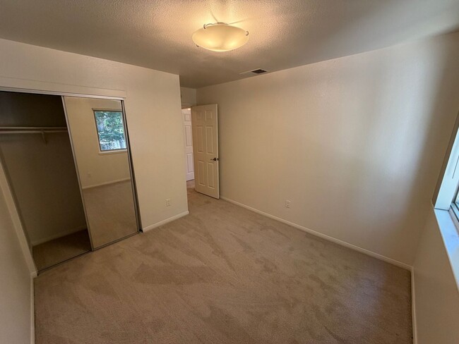 Building Photo - 2 Bedroom / 1 Bathroom |