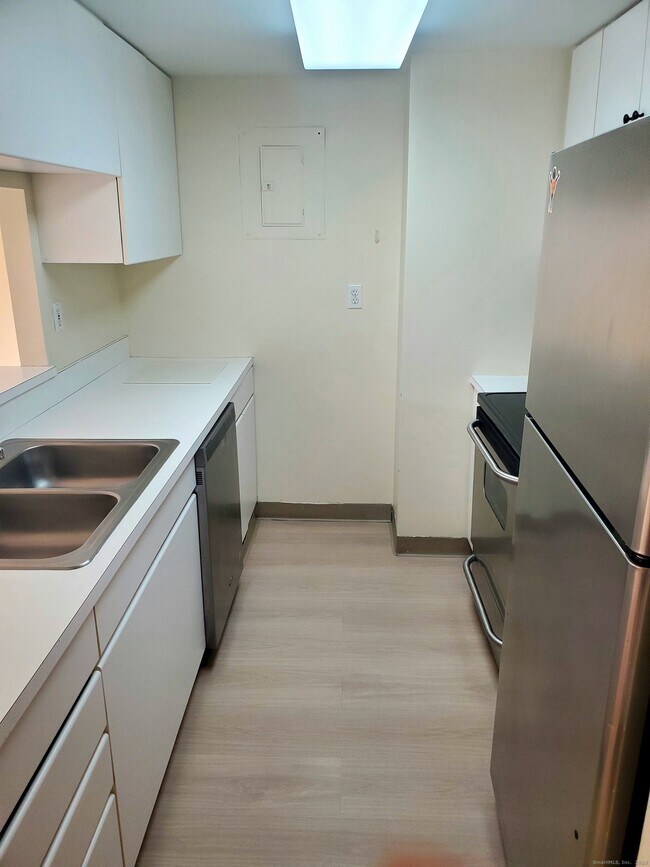 Building Photo - 127 Greyrock Pl