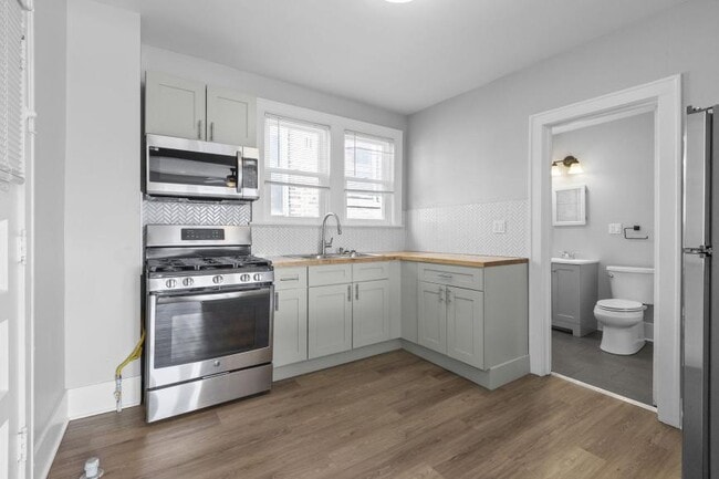 Primary Photo - 2 bedroom in Chicago IL 60618