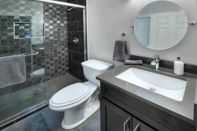 Building Photo - PRE-LEASE AUGUST 2026 - 4/4 HOUSE 3 BLOCKS FROM UA