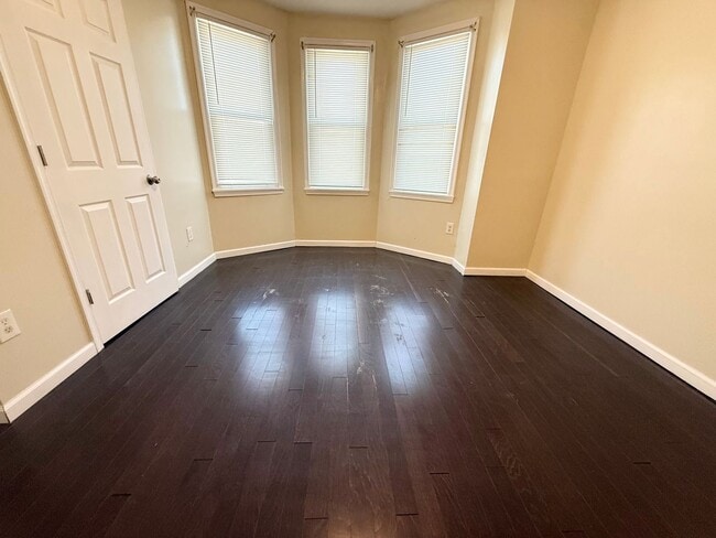 Building Photo - Gorgeous 3-Bedroom Townhome in Elmwood Park! Available NOW!