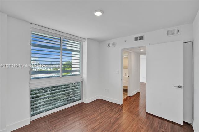 Building Photo - 9261 E Bay Harbor Dr