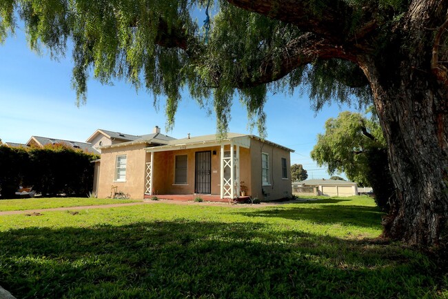 Building Photo - 2/1 house in Bay Park! Vinyl flooring, upd...