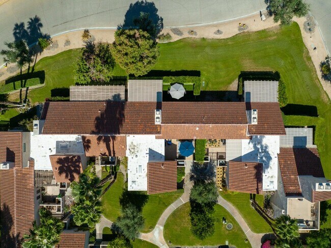 Building Photo - 303 Forest Hills Dr