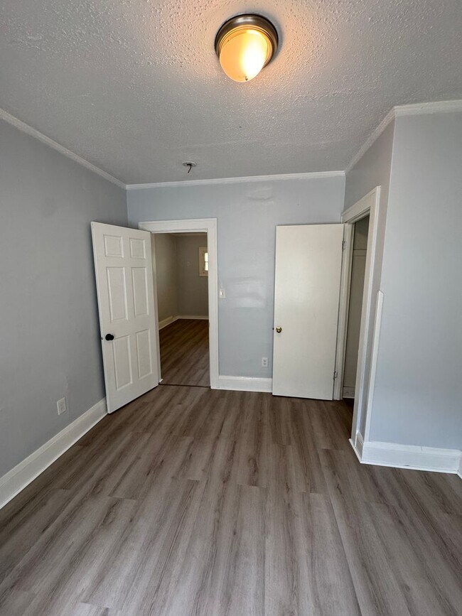 Building Photo - 1429-31 Knox Ave N