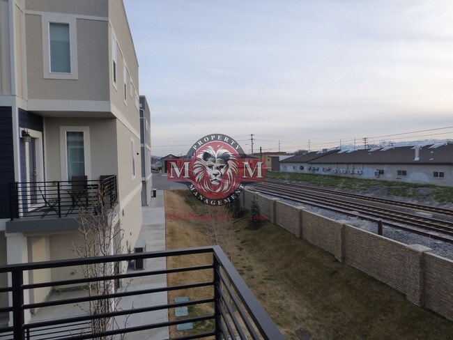 Building Photo - Great 3 Bd 2.5 Ba Townhome Rooftop Views