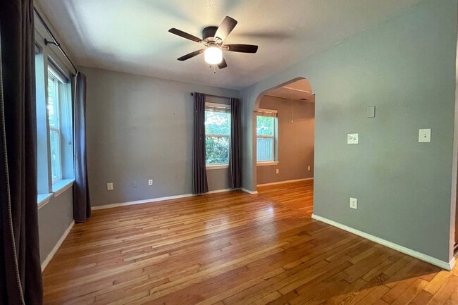 Building Photo - Charming Kenton Bungalow with Large Fenced Yard, Central A/C, Washer/Dryer