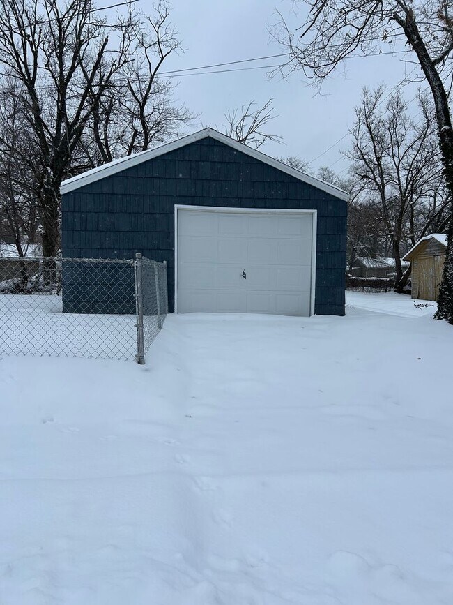 Building Photo - ** Move in Special ** Updated 3-Bedroom, 1-Bathroom Home – $1,350/Month | 1,092 Sq. Ft. | Accepti...