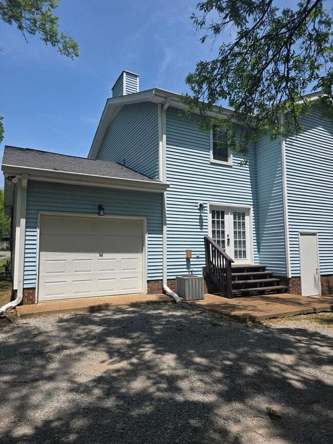 Building Photo - 2 bedroom 1.5 bath townhome in Hendersonville with garage