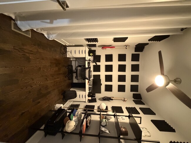 Building Photo - 1472 W Erie St