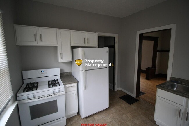 Building Photo - Character Home Oshkosh