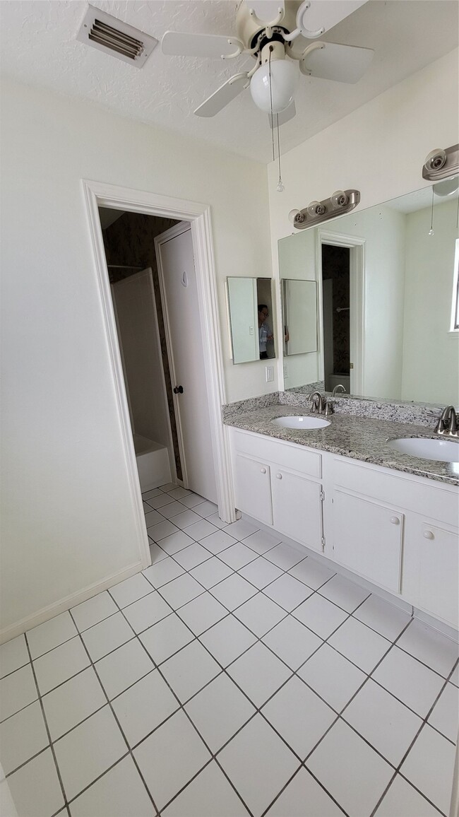 Building Photo - 800 Country Pl Dr