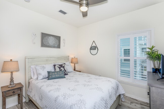 Building Photo - 6584 Carlinga Dr