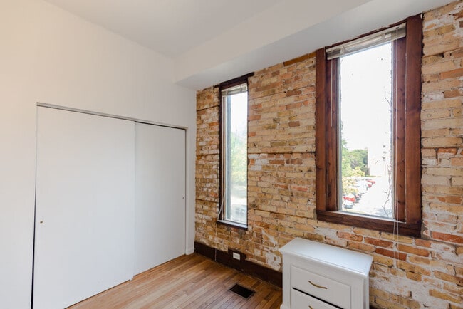 Building Photo - 1257 W Belden Ave