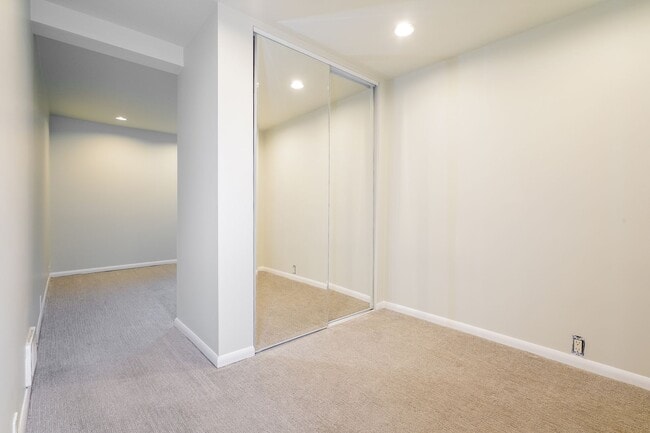 Building Photo - Modern Oasis in Seattle: 2-Bed, 2-Bath with Luxurious Amenities!