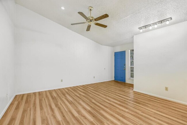 Building Photo - 11948 Sunhillow Bend