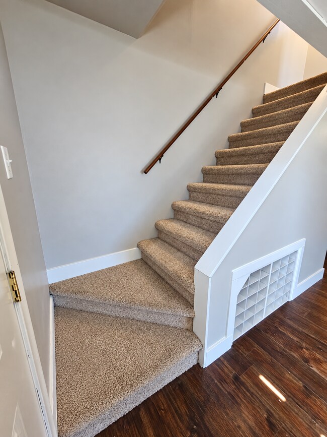 Building Photo - 3-Bedroom Shelby Twp Home on Spacious Lot with Large 2 Car Garage. Laminate Flooring on Main Floo...