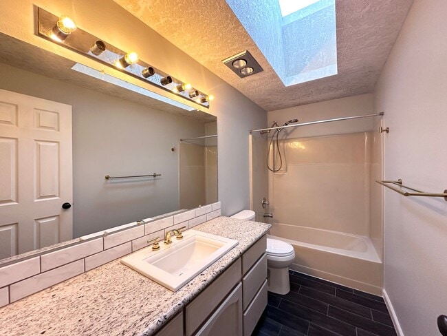 Building Photo - 3 Bed 2.5 Bath 3 Level Home w/ Furnished B...