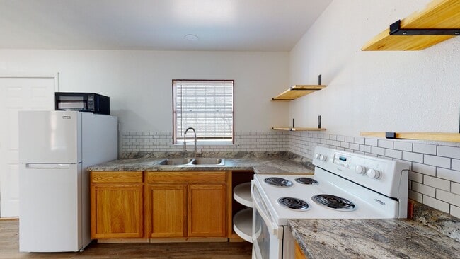 Building Photo - $995 + 2 WEEKS FREE RENT!!!!