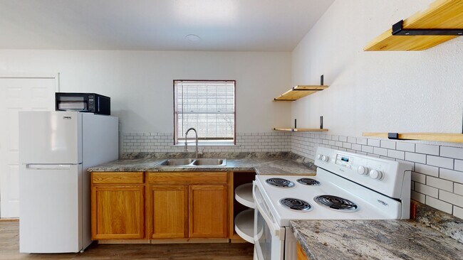 Building Photo - HUGE PRICE IMPROVEMENT $995!!!!