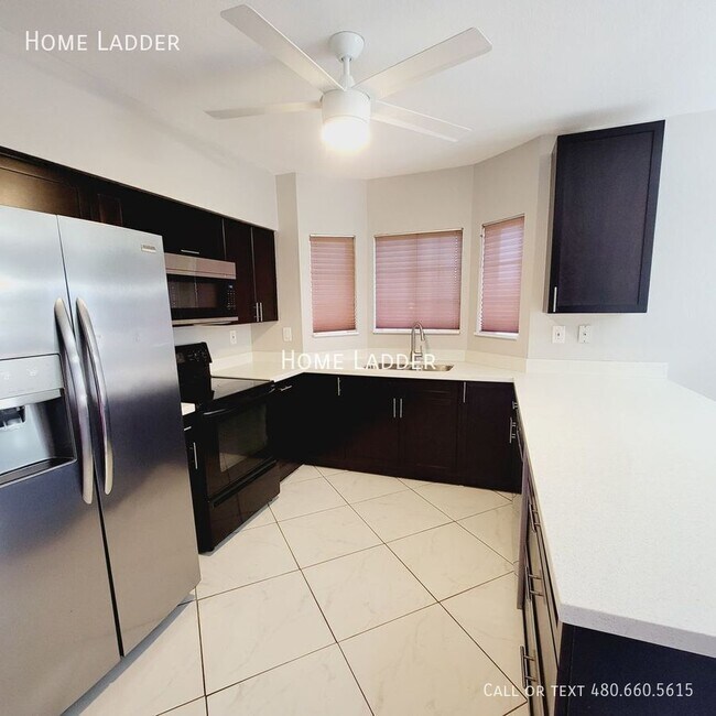 Building Photo - 1446 E Grovers Ave