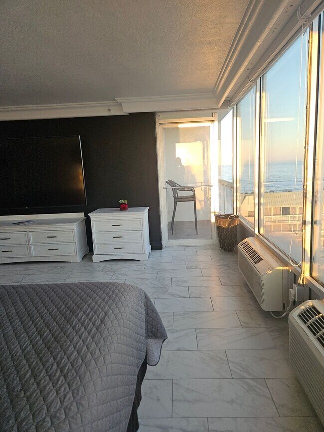 Building Photo - 1 BEDROOM 1 BATH CONDO