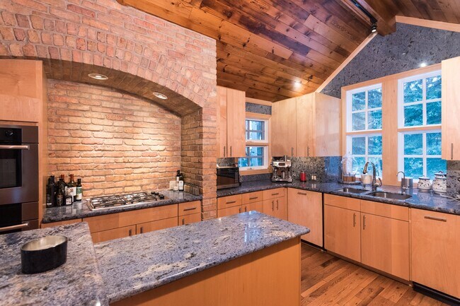 Building Photo - 437 W Smuggler St