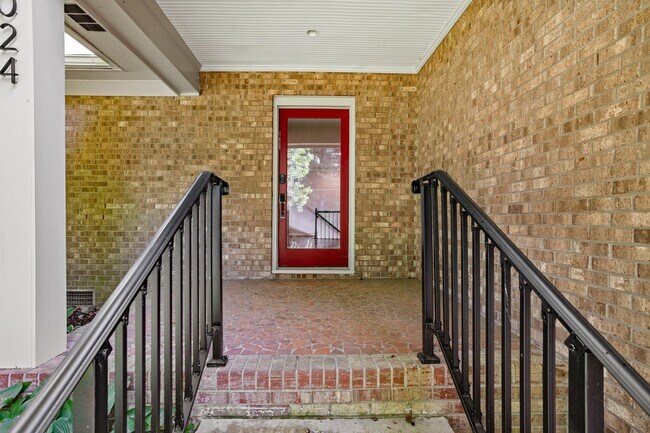 Building Photo - Spacious 4-Bedroom Home with Fenced Yard in Hampton Woods
