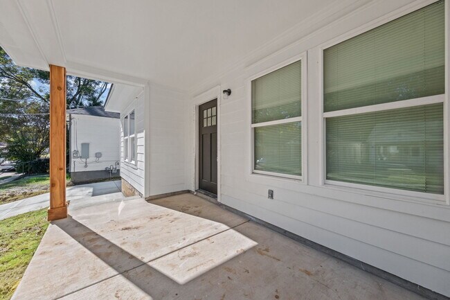 Building Photo - 931 Seattle St