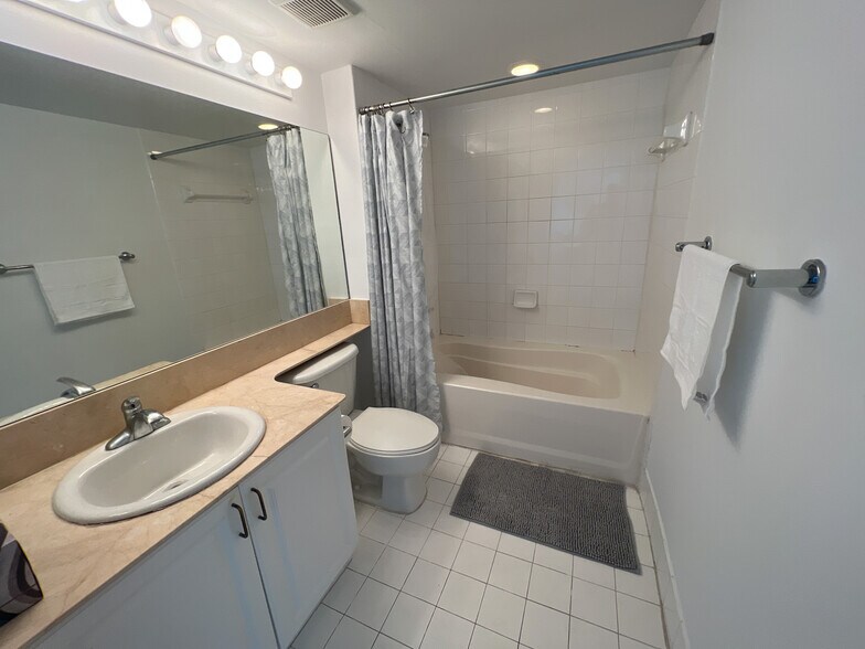 Building Photo - 1155 Brickell Bay Dr