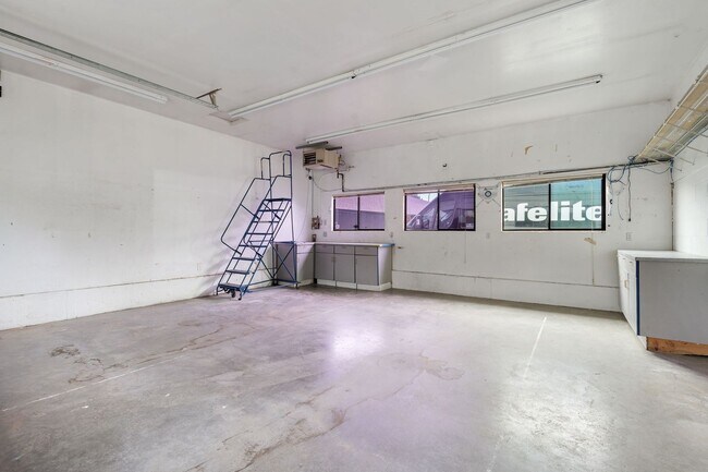 Building Photo - 400 Casad Ave